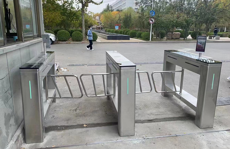 Dezhou College access swing gate