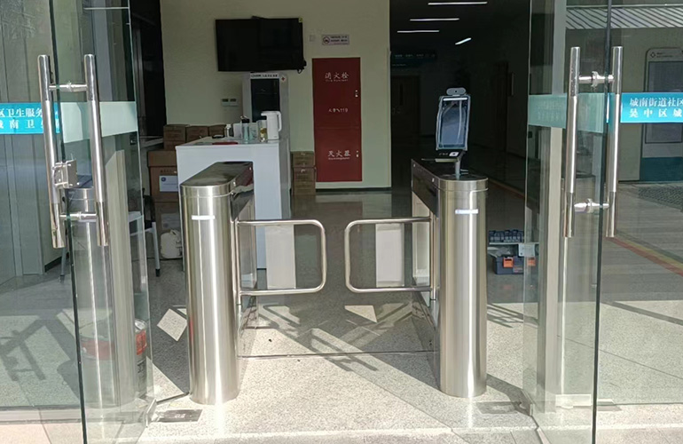 Wuzhong City south Health center temperature brush health code swing gate